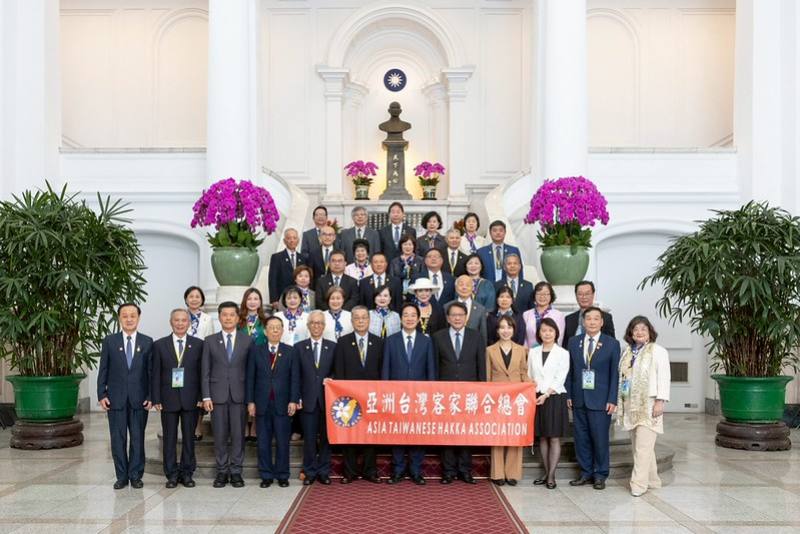 總統與「亞洲台灣客家聯合總會2026參訪團」合影