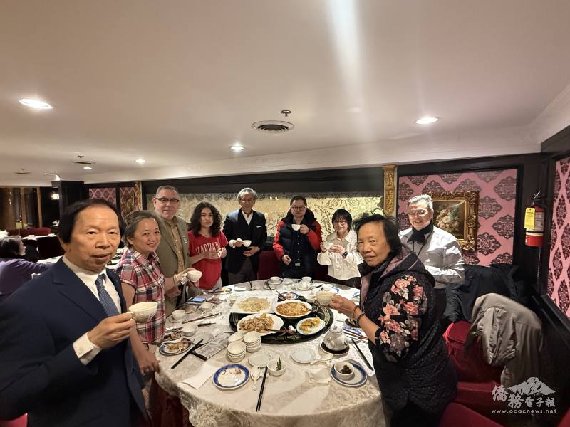 梁毅鵬參加祭祀活動後餐敘與僑胞話家常延續情誼