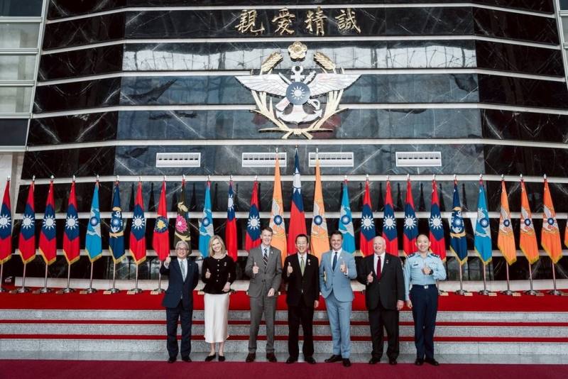 國防部8日表示，部長顧立雄（中）與「共和黨研究委員會」（RSC）國安任務小組訪問團合影。（國防部提供）