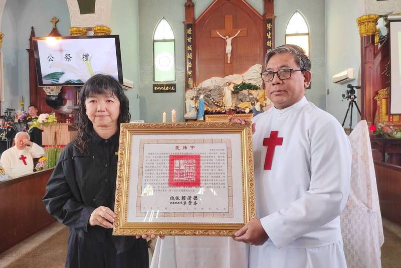 蘭陽舞蹈團創辦人秘克琳神父（Fr. Gian Carlo Michelini）4日辭世，文化部政務次長李靜慧（左）9日於告別彌撒上代表頒贈總統褒揚令，由天主教靈醫會菲律賓省會長Fr. Evan Paul Villanueva（右）代表受贈。