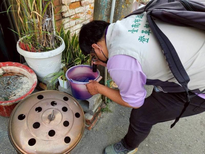 台南市出現今年第2例登革熱境外移入病例，個案3月下旬曾到馬爾地夫旅遊，返台後發病確診。圖為病媒蚊巡查防治。