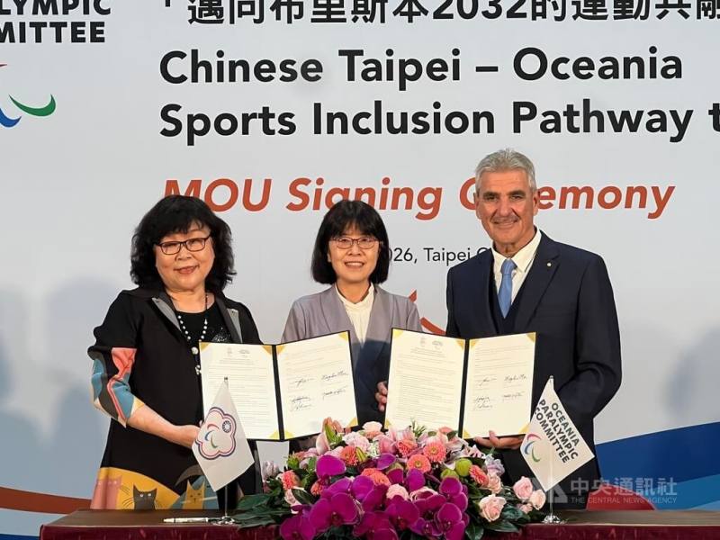 中華帕拉林匹克總會會長穆閩珠（左）9日與大洋洲帕拉林匹克委員會主席柏德（Paul Bird）（右）代表簽署合作備忘錄（MOU），期盼建立跨區域的合作平台，提升台灣與大洋洲地區在國際體壇的知名度。