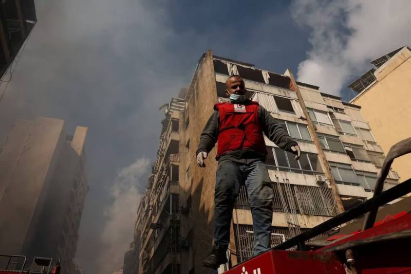 圖為1名搜救人員在黎巴嫩首都貝魯特遭以色列轟炸的住宅區展開救援