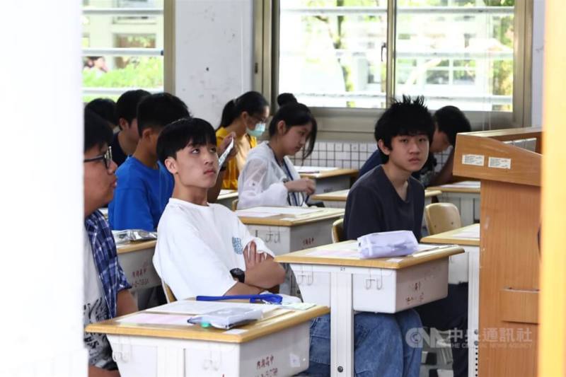 圖為台北內湖高中考場鈴響後，考生準備應試。