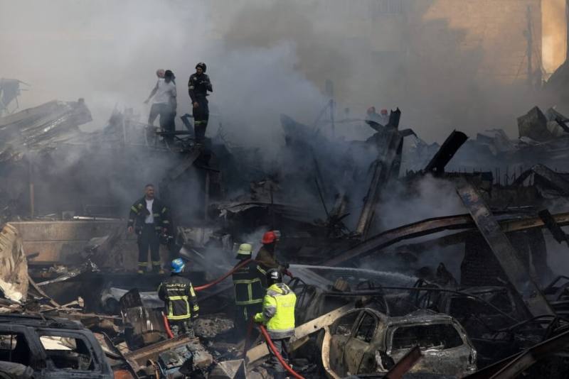 黎巴嫩貝魯特遭以色列空襲，救援人員在現場作業。