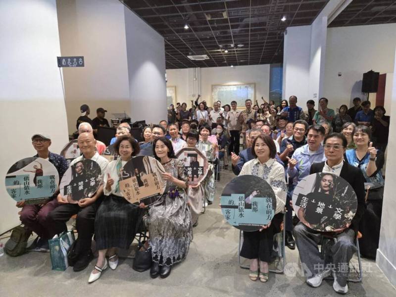 屏菸客家館特展「就在前方，我那依山依水的客家」9日熱鬧開展，屏東縣長周春米（前右2）應邀出席開幕茶會，邀民眾走進展館，感受屏東文化底蘊。