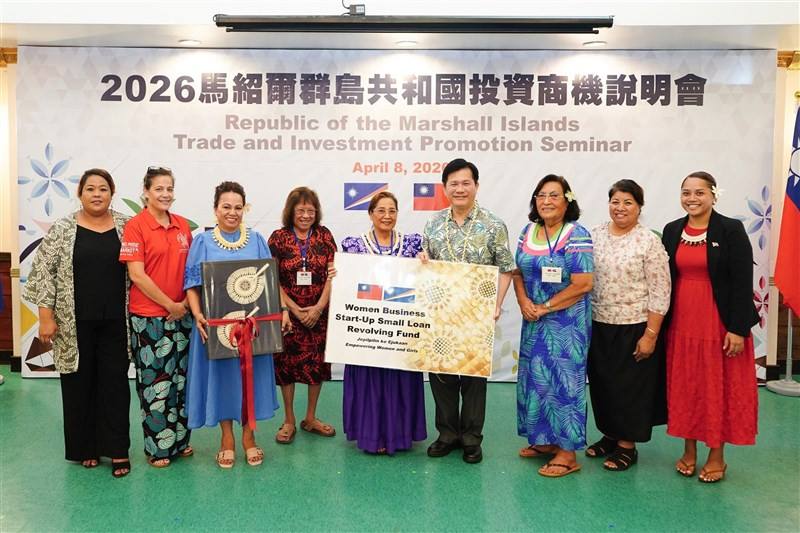 Foreign Minister Lin Chia-lung (fourth right) poses for a photo with representatives from the Marshall Islands on Wednesday during a three-day visit to the nation.