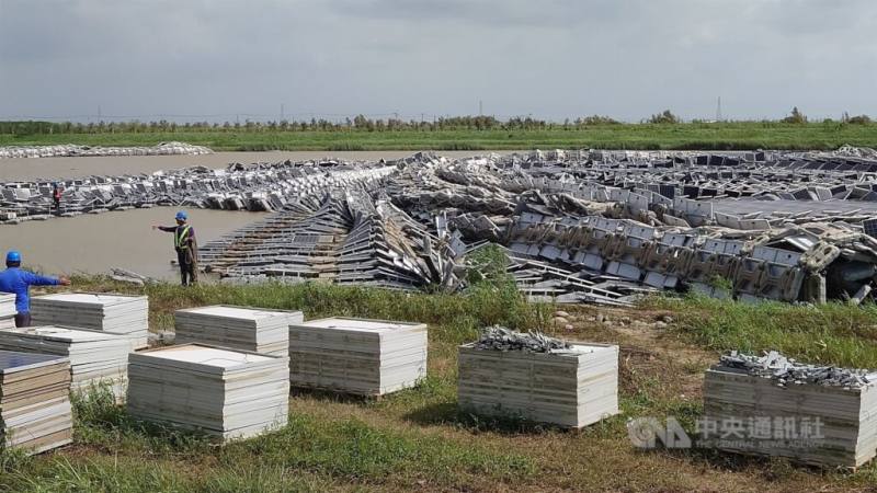 圖為2025年7月颱風丹娜絲登陸後，嘉義縣義竹鄉新庄滯洪池被毀損的光電板設施。