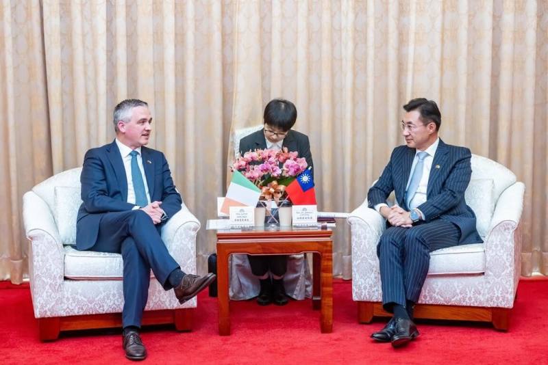 立法院副院長江啟臣（右）今天在立法院接見由愛爾蘭參議員埃赫恩（左）率領的「愛爾蘭跨黨派國會議員團」一行8人。