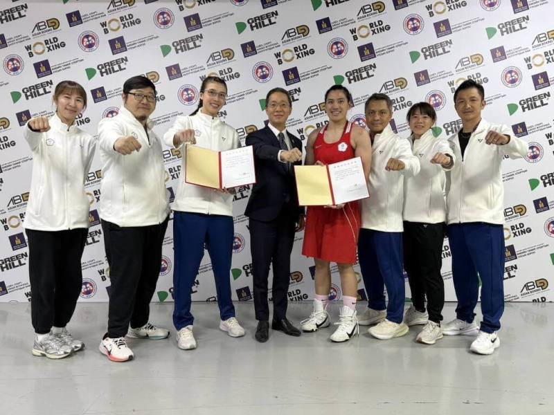 台灣「抗癌女拳王」陳念琴（右4）9日在2026亞洲拳擊錦標賽女子65公斤級決賽以4比1奪勝，拿下她在這個量級的首面金牌。