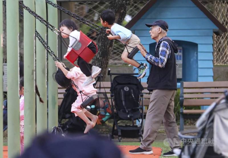 圖為台北大安森林公園長者陪孩子遊玩。