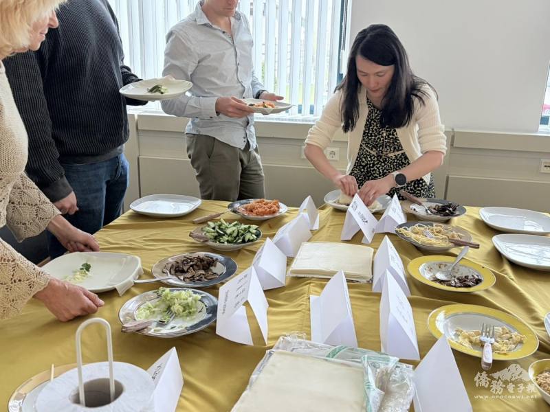 教師王斐珊向學員展示如何包潤餅