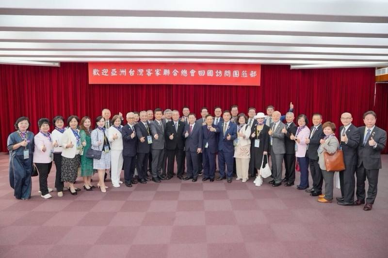 外交部常務次長葛葆萱（前排左12）9日接待「亞洲台灣客家聯合總會回國訪問團」，並合影留念。