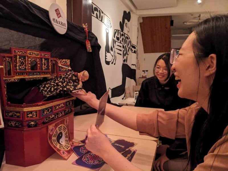 台北大稻埕春季指標文化活動「戲春大稻埕」至今邁入第10年，今年將推出特別的「布袋戲算命館」活動，讓民眾能與戲偶互動、推算人生。
