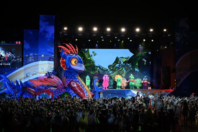 紙風車劇團24日起一連3天將於新竹縣政府前縣政六路（光明六路至光明九路段）演出客家親子劇「燈怪」，全劇結合3D動畫背景、全偶裝演出與原創音樂，開放民眾免費進場。