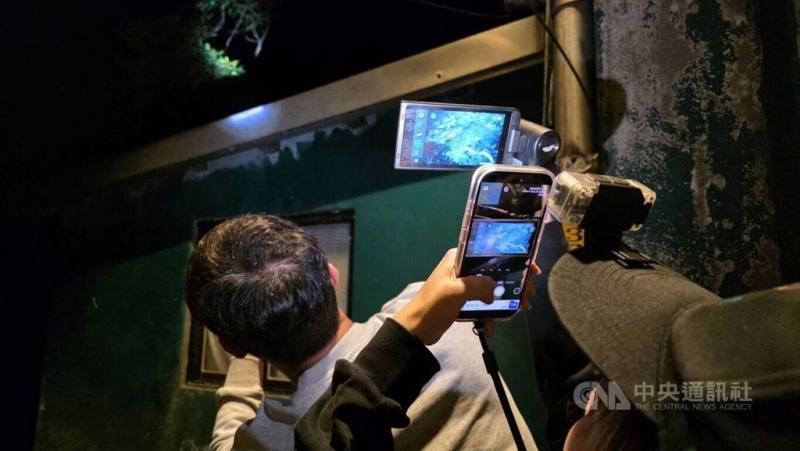 新北市動保處日前接獲民眾通報，瑞芳山區疑有犬隻受困密林多日，由於搜救困難，最後動用熱顯像設備才成功救出受困黑狗。