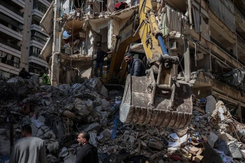 黎巴嫩貝魯特一處民宅9日遭到攻擊後，緊急救難人員展開搜救。