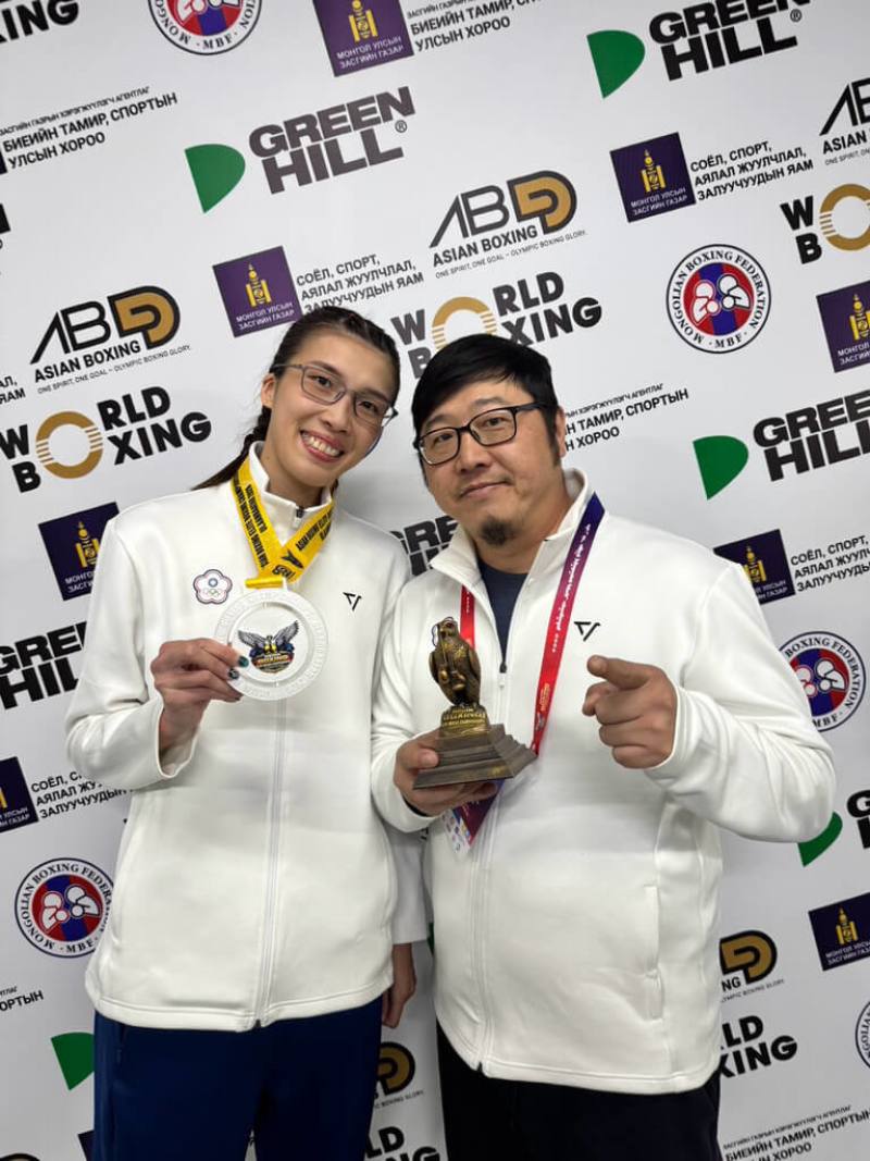 台灣女子拳擊好手黃筱雯（左）9日在蒙古烏蘭巴托拳擊亞錦賽54公斤級決賽拿下銀牌。教練劉宗泰（右）賽後表示，雖然這場比賽落敗，但對亞運賽場還是很有信心。