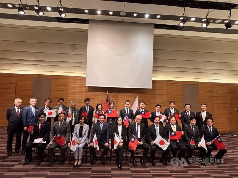 台灣半導體發展史紀錄片「造山者」9日在日本眾議院第一議員會館播放，導演蕭菊貞（前排左5）、日華議員懇談會會長古屋圭司（前排右5）、駐日代表處副代表蔡明耀（後排左1）出席致詞，50多名日本議員與代表，以及民進黨籍立委何欣純（前排左3）、郭國文（前排左4）與會。