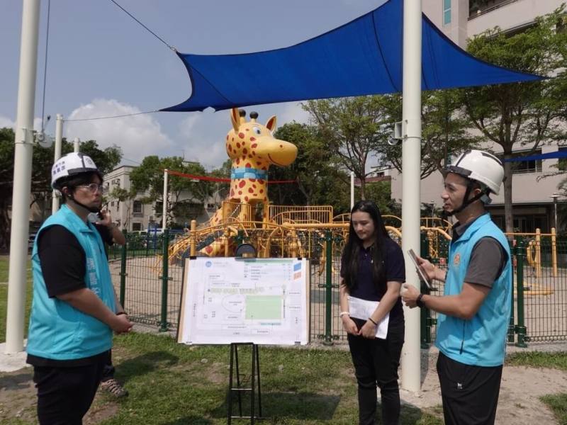 花蓮市貓頭鷹公園、長頸鹿公園是市區重要兒童遊憩空間，公所自籌經費改善優化，花蓮市長魏嘉彥（左）9日分別前往會勘工程進度，宣布暑假前將重新開放。