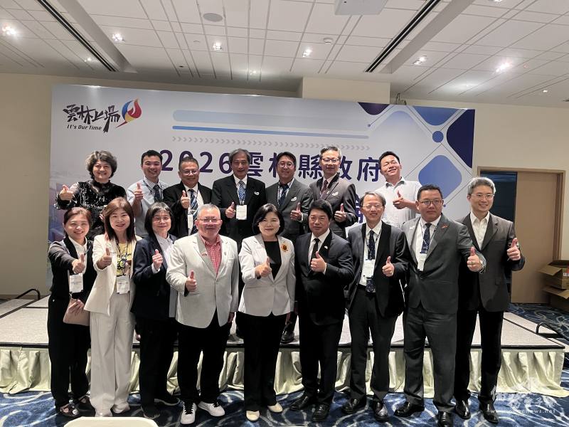 張麗善率團赴胡志明市進行招商交流，與當地臺商代表合影，展現雲林縣積極搶攻越南臺商回流商機、深化臺越產業合作的決心