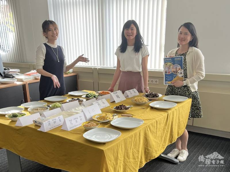 TCML教師王斐珊、何怡靜、李佳霓用心準備潤餅食材