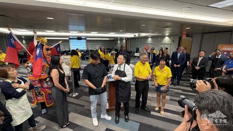 周啟宇介紹參與籌辦的僑領，包括安良工商會總理關永發(右2)及美亞美分會會長鄧詠嫻(右1)、大羅德岱堡國際姊妹市協會高雄市姊妹市主席王怡婷(左1)及邁阿密臺灣青商會會長陳閔強(左3)