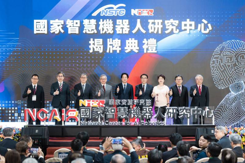 總統出席「國家智慧機器人研究中心揭牌典禮」