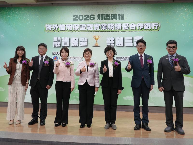 徐佳青（中）與出席貴賓及臺商合影