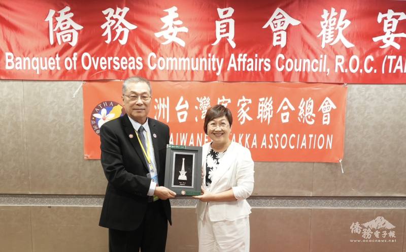 亞洲台灣客家聯合總會會長邱泳方贈禮予徐佳青