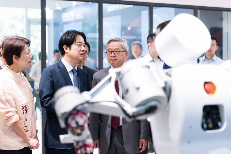 賴清德總統10日上午前往臺南出席「國家智慧機器人研究中心揭牌典禮