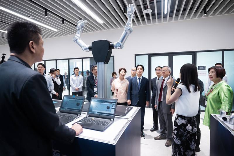 總統參觀智慧機器人成果展示，並與機器人進行互動