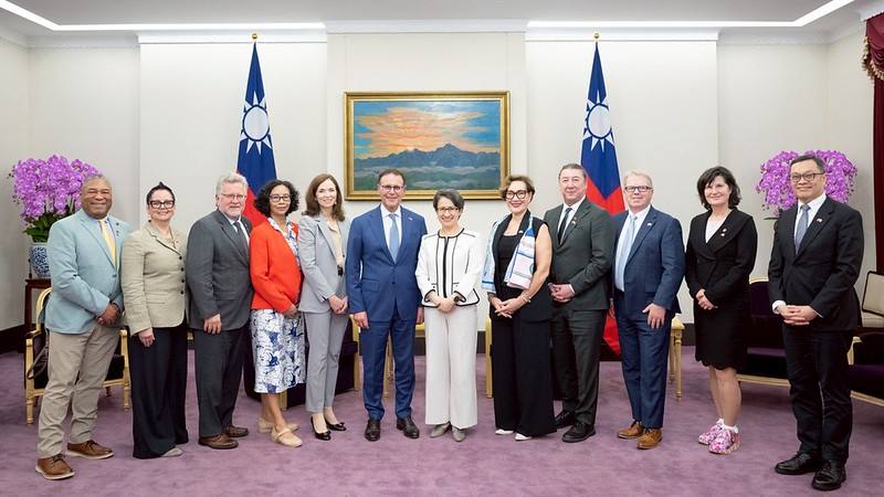 副總統與「加拿大聯邦參議員訪問團」合影