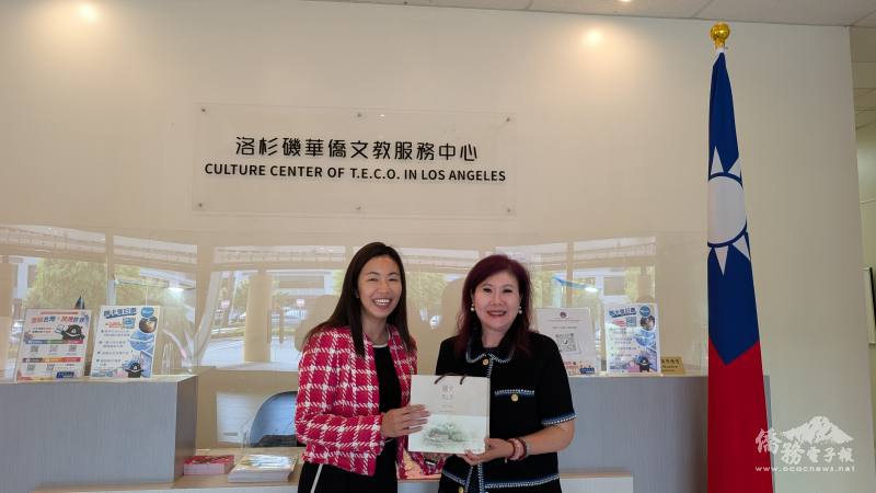 僑務委員劉煥君（右）致贈蒙市市長楊安立臺灣中興大學實業農場茶葉