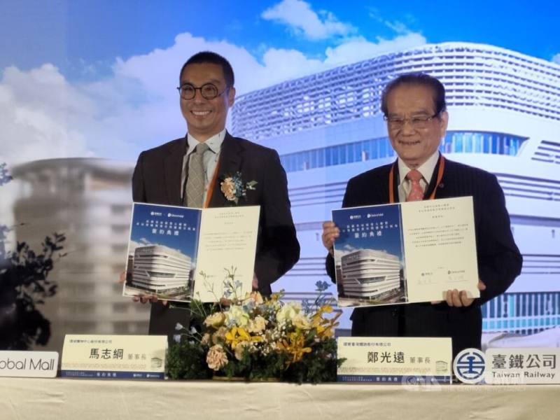 冠德旗下環球購物中心與台鐵10日舉行高雄車站商業大樓暨周邊商業空間簽約儀式，左起為冠德董事長馬志綱、台鐵董事長鄭光遠。
