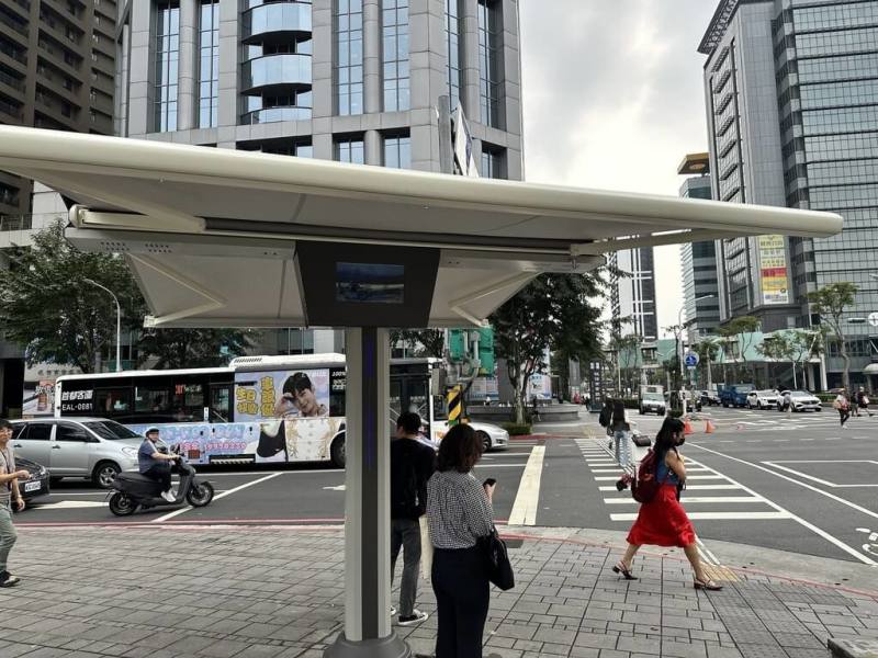 新北市交通局在板橋區縣民大道、新站路及新府路2處路口試辦「自動化人行道遮陽傘」，盼藉智慧科技，讓民眾於夏日等紅燈時能更舒適。