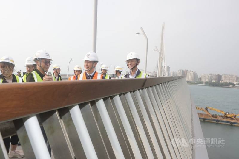 淡江大橋風切噪音問題引關注，交通部公路局於人行護欄加裝改善用膠條，交通部長陳世凱（前右2）9日前往視察，聽取公路局北區公路新建工程分局長陳永傑（前右3）簡報。