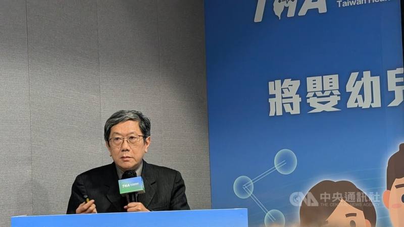 呼吸道細胞融合病毒是造成嬰幼兒嚴重下呼吸道感染主要原因，台灣疫苗推動協會理事長李秉穎（圖）9日指出，接種疫苗或單株抗體來預防RSV，效果優於自然感染，全世界至少已有30個國家將其納入公費預防，呼籲政府應更好地保護孩子。