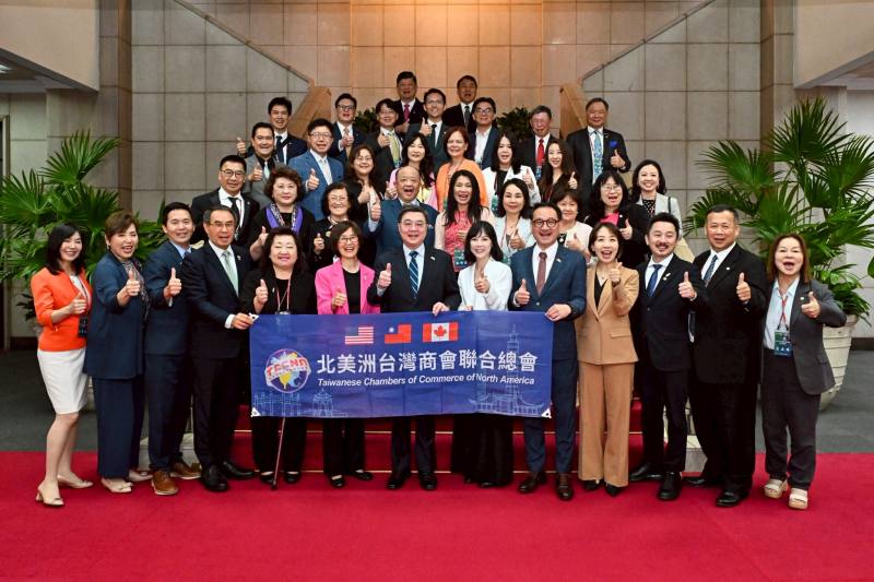 2026年4月9日行政院長卓榮泰接見「第38屆北美臺商回國訪問暨投資考察團」