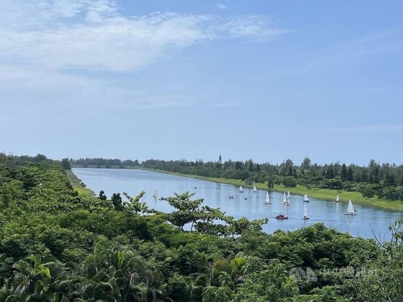 為提供民眾更多元的消暑選擇，位於台東市中華大橋下的活水湖，10日起開放游泳，並有救生員和管理員駐守。