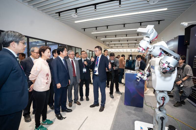 國研院國家智慧機器人研究中心10日舉行揭牌典禮，總統賴清德（左3）聽取廠商介紹機器人技術發展。