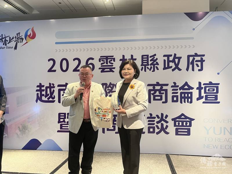 越南臺商會聯合總會長洪志華致贈禮品予張麗善，象徵臺越臺商情誼與產業合作交流