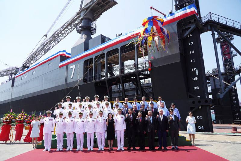 台船公司承造海軍新建浮塢10日舉行下水典禮。