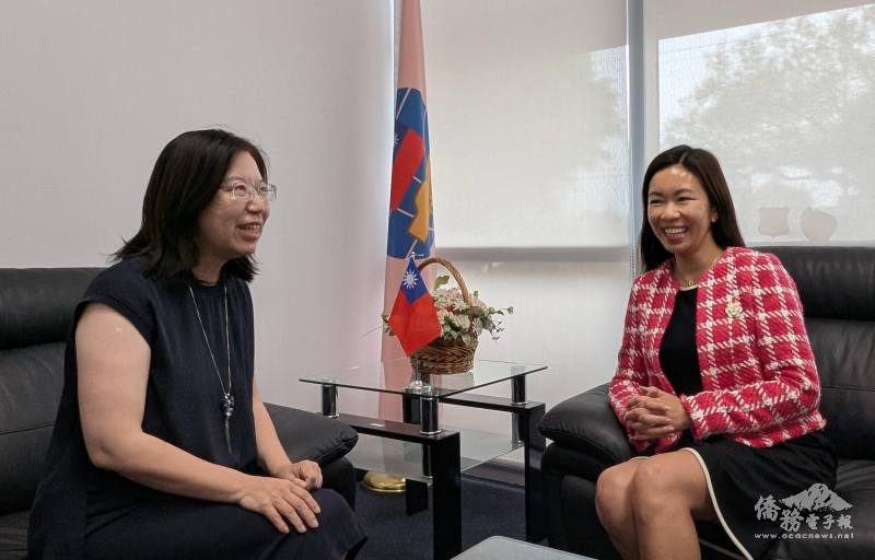 楊安立（右）訪洛杉磯文教中心，與鍾佩珍（左）暢談臺美合作新契機