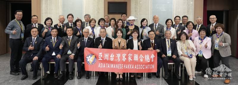 亞洲台灣客家聯合總會回國訪問團與李姸慧大合影