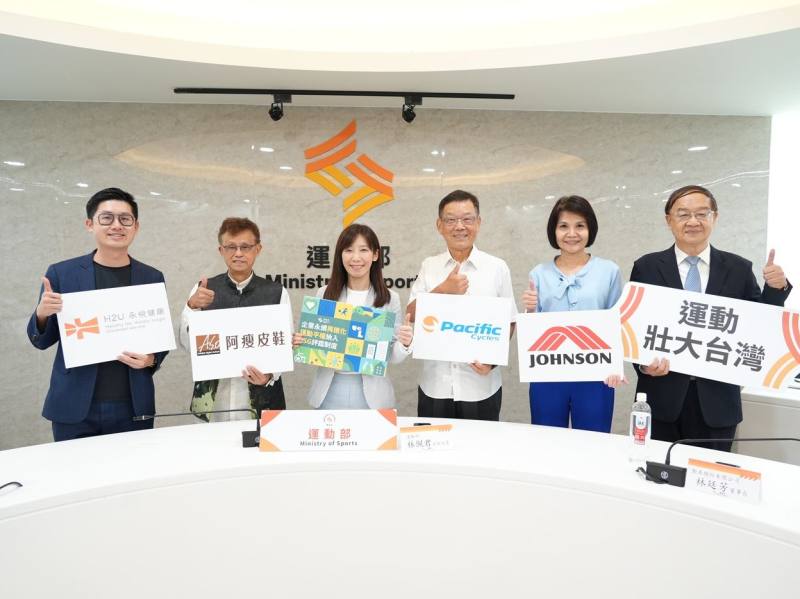 運動部邀請企業分享運動平權的理念與實際作為。(左起永悅健康陳俊嘉董事長、阿瘦實業羅榮岳董事長、運動部林佩君主任秘書、勤美集團林廷芳董事長、喬山健康科技臺灣數位事業部劉玉蘭總經理、財團法人商業發展研究院王建彬院長)