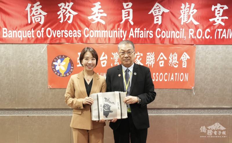 僑務委員會副委員長李姸慧贈禮予亞客總，邱泳方代表接受