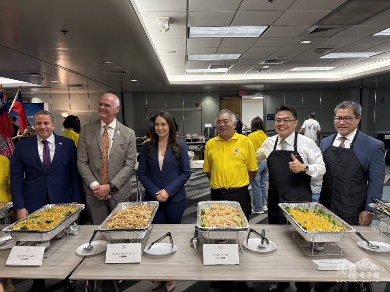 駐邁阿密辦事處處長周啟宇（右2）與邁戴郡航空局長暨邁阿密國際機場首席執行官Ralph Cutie（左2）邁戴郡議員Natalie Milian Orbis（左3）及邁戴郡稅務局長Dariel Fernandez（左1）、安良工商會總理關永發（右3）及King of Fans執行長Tien Lo（右1）共同展示感恩餐會美食