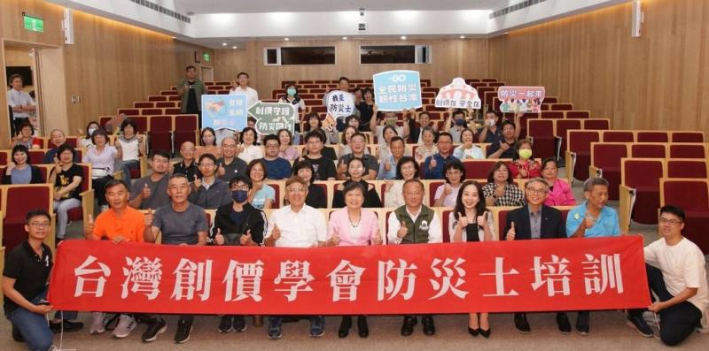 內政部長劉世芳（前排右5）11日赴高雄參與防災士培訓課程開訓，期許今年防災士培訓能達20萬人。（內政部提供）