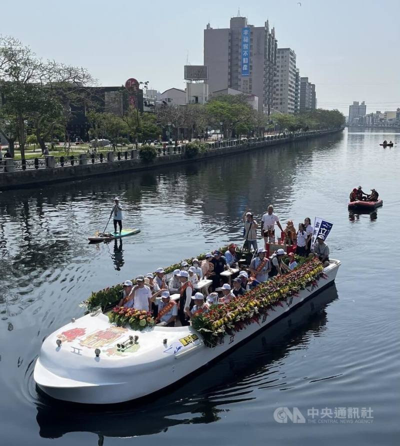 2026年適逢台南運河通航100年，祀典大天后宮等宮廟神尊11日乘船巡遊運河，重現百年前宗教盛事